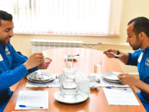 هزاع المنصوري يستضيف «ليلة طعام إماراتية» في الفضاء