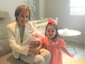 الأميرة بسمة مع حفيداتها  الأميرة بسمة مع حفيداتها