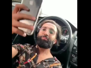 شاب مغربي يسوق سيارة برأسه