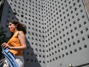 أحذية الكعب العالي للحد من ضحايا العنف ضد النساء