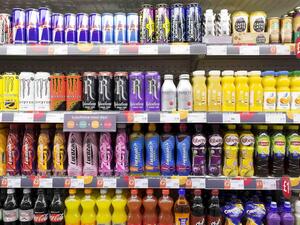 رفض حظر بيع مشروبات الطاقة لأقل من 18 عاما في البحرين