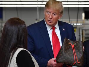 الرئيس الأمريكي يحمل حقيبة LV