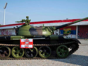 دبابة أمام ملعب كرة قدم  دبابة أمام ملعب كرة قدم