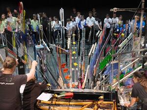 88 طالبًا يعزفون على بيانو واحد  88 طالبًا يعزفون على بيانو واحد