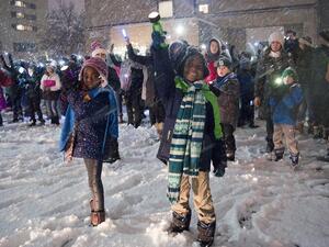 جمعية خيرية تحتفل بـالـ"كريسماس" أمام مستشفى السرطان للأطفال