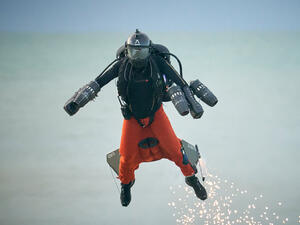 الرجل الطائر يحقق رقًما قياسيًا جديدًا