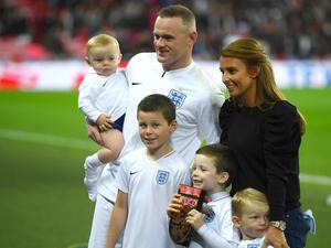 الجولدن بوي "روني" مع عائلته الجولدن بوي "روني" مع عائلته