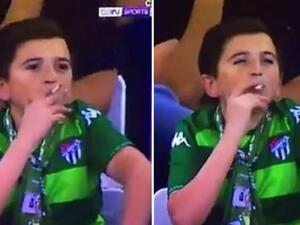 "طفل" يُدخن على مدرجات مبارة وديّة في تركيا