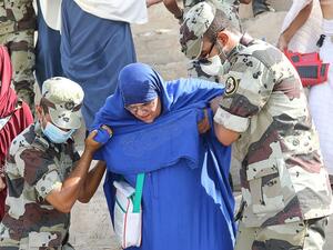 رجال الأمن السعودي في خدمة الحجاج رجال الأمن السعودي في خدمة الحجاج