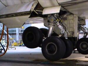 وفاة طفل إفريقي "متجمدًا" اختبأ بمخزن عجلات طائرة فرنسية