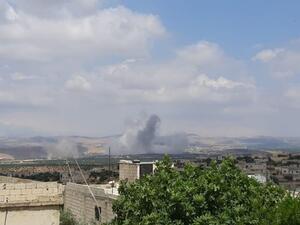 انفجار سيارة وغارات جوية تستهدف مدينة إدلب السورية