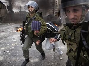 سلطات الاحتلال تعتقل فلسطينيا مصابا بالسرطان