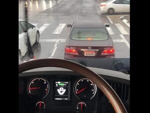 إسرائيل تحتفي بسيارة جابت شوارعها تحمل لوحة "أبو ظبي"