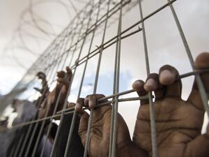 أسير فتى لدى الاحتلال يزيل جسر تقويم أسنانه بمقص أظافر