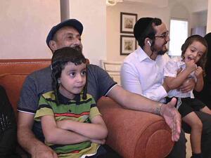 الإمارات تجمع شمل عائلة يمنية يهودية بعد فراق 15 عاماً