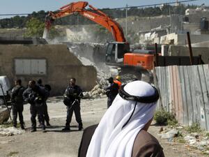 الاحتلال يهدم ممتلكات فلسطينية جنوبي الضفة