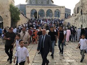 120 ألفا يصلون العيد بالأقصى رغم قيود الاحتلال 