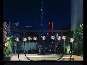 شمعدان عيد الحانوكا اليهودي يشتعل خلف برج خليفة في الإمارات