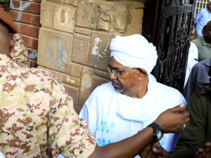 عُزل البشير من رئاسة السودان في أبريل الماضي