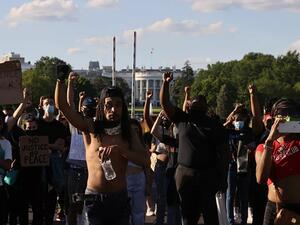 ترامب اختبئ تحت الأرض عندما وصلت الاحتجاجات أمام البيت الأبيض