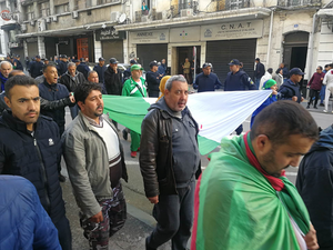 آلاف الجزائريين يتظاهرون مجددا رفضا لإجراء انتخابات الرئاسة