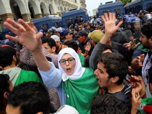 مئات الطلاب الجزائريين يتظاهرون ضد إجراء انتخابات رئاسية