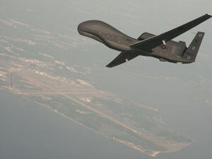 الحوثيون يعلنون استهداف قاعدة جوية سعودية بطائرات مسيّرة