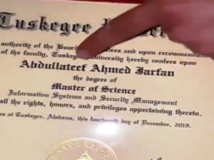 أكاديمي سعودي عاطل عن العمل يجذب الانتباه بطريقة خاصة