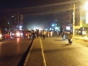 محتجون غاضبون يغلقون شوارع حيوية في الخرطوم