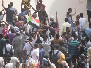 قتيلان وعشرات الجرحى أثناء فض الاعتصام أمام قيادة الجيش في الخرطوم