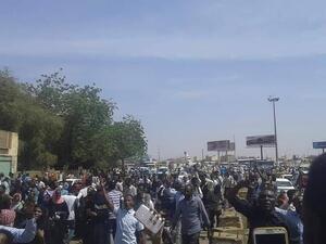 سودانيون يتجمعون على ضفاف النيل قبالة الخرطوم بعد اشتباكات دامية