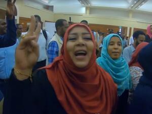 سودانيات يهتفن "مدنية" في وجه حميدتي 