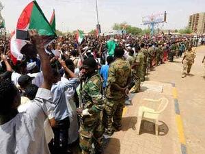 آلاف السودانيين يشيعون جثمان أحد مفقودي فض اعتصام الخرطوم