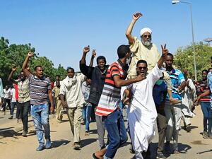 مئات المحتجين يصلون للخرطوم للاعتصام أمام مقر قيادة الجيش 