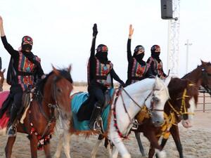 لأول مرة بسوق عكاظ.. فارسات سعوديات يشاركن في عروض الفرسان