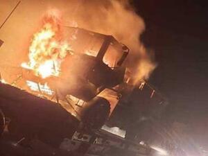 مسلحون يضرمون النيران بشاحنات عراقية تحمل بضائع لإحدى القواعد الأمريكية 