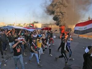 غموض يكتنف مصير رئيس وزراء العراق مع تزايد أعداد المتظاهرين ومقتل اثنين