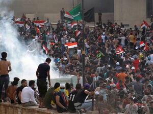 البصرة 100 مصاب عراقي خلال 24 ساعة جراء قنابل الغاز