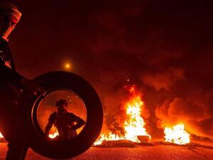 المتظاهرون يغلقون الشوارع بالإطارات المشتعلة