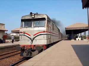 وفاة راكب بعدما أجبره مسؤول مصري على القفز من قطار لعدم دفعه الأجرة