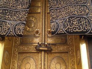 باب الكعبة تاريخ مرصع بالذهب