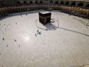 صحن الكعبة فارغا من الزوار
