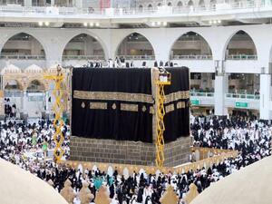 حجاج بيت الله الحرام يتوافدون إلى منى لقضاء يوم التروية