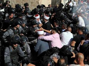إصابة 10 واعتقال 3 في اقتحام الشرطة الإسرائيلية للمسجد الأقصى