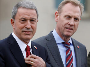 وزير الدفاع التركي أكار خلوصي والقائم بأعمال وزير الدفاع الأمريكي مارك إسبر