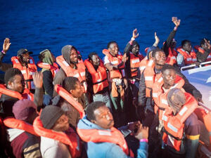 نقل مهاجرون إلى سفينة بحرية إيطالية متجهة إلى جزيرة لامبيدوسا بإيطاليا- رويترز