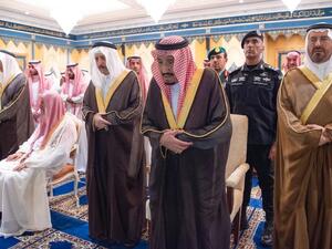 ظهور للأمير أحمد بجانب الملك سلمان في جنازة أخيهما