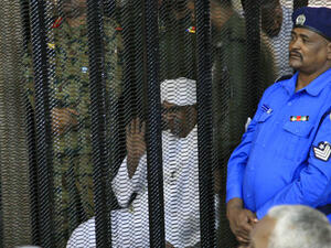 الرئيس السوداني السابق لم يتحدث كثيراً خلال الجلسة، وأجاب على بعض التساؤلات