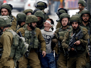 بمقص للأظافر وشفرة حلاقة..أسير فلسطيني يجري عملية لابن شقيقه