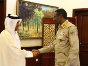 دقلو مع المبعوث القطري مطلق القحطاني في الخرطوم